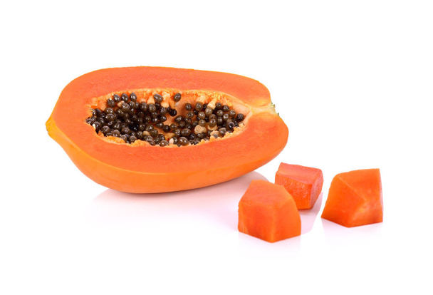 haft και μερίδα κομμένα ώριμο papaya με σπόρους σε λευκό φόντο - Φωτογραφία, εικόνα