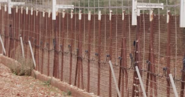 Hraniční plot mezi Izraelem a Libanonem. ostnatým drátem a elektronický plot. - Záběry, video