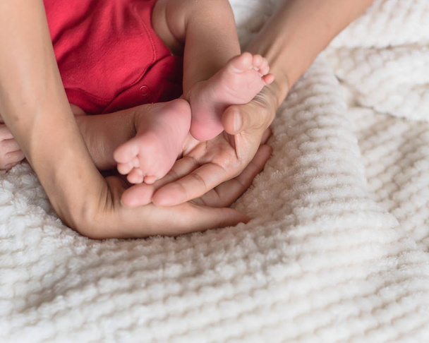 Gros plan bébé nouveau-né pieds dans les paumes de sa mère, amour et protection concept photo
 - Photo, image