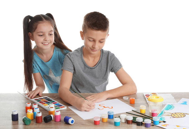 Bonito crianças pintura imagem na mesa no fundo branco
 - Foto, Imagem
