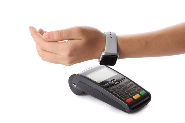 Frau nutzt Terminal für kontaktloses Bezahlen mit Smartwatch auf weißem Hintergrund - Foto, Bild