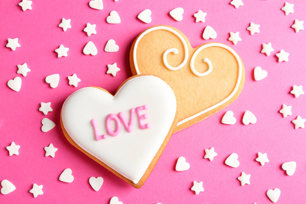Composition with decorated heart shaped cookies on color background, top view. Valentine's day treat - Foto, Imagem