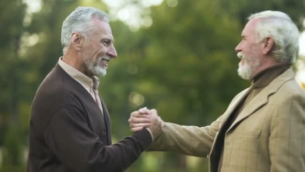 Starszych mężczyzn przyjaciół, drżenie rąk i przytulanie, spotkanie braci, pozdrowienie - Materiał filmowy, wideo