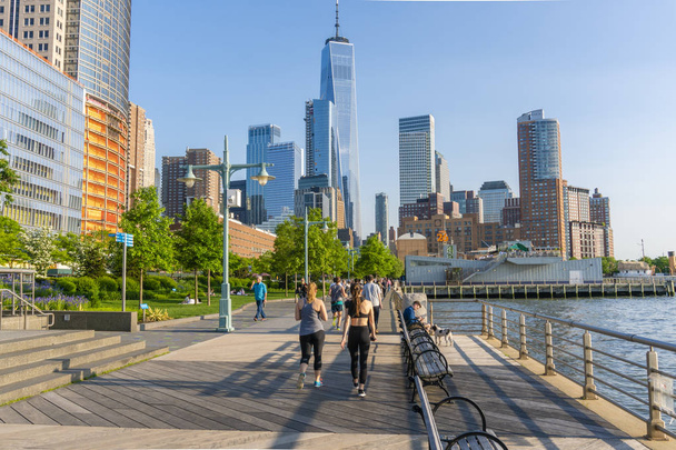 People walking and jogging along the promenade in New York City - Φωτογραφία, εικόνα