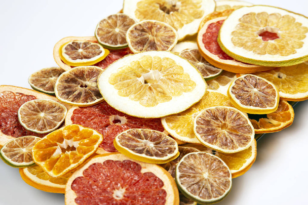 白い背景に様々な柑橘類の乾燥スライス - 写真・画像