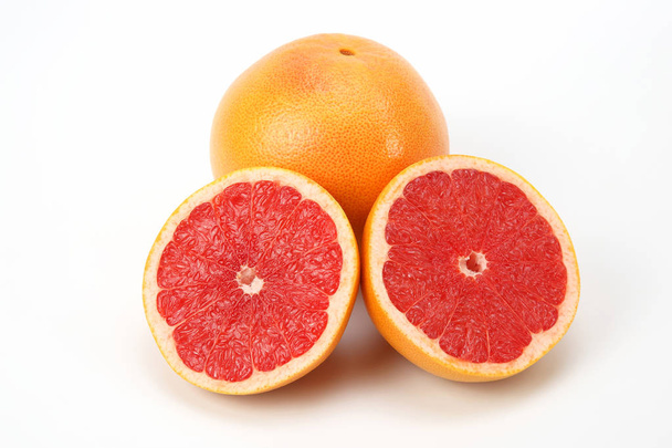 柑橘類の白い背景があるフルーツ グレープ フルーツをカット - 写真・画像