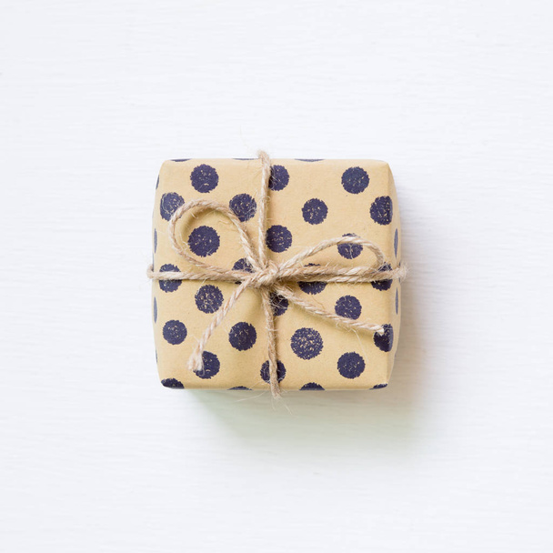 Beyaz arka plan üzerinde izole nokta deseni kahverengi hediye kutusu - Fotoğraf, Görsel