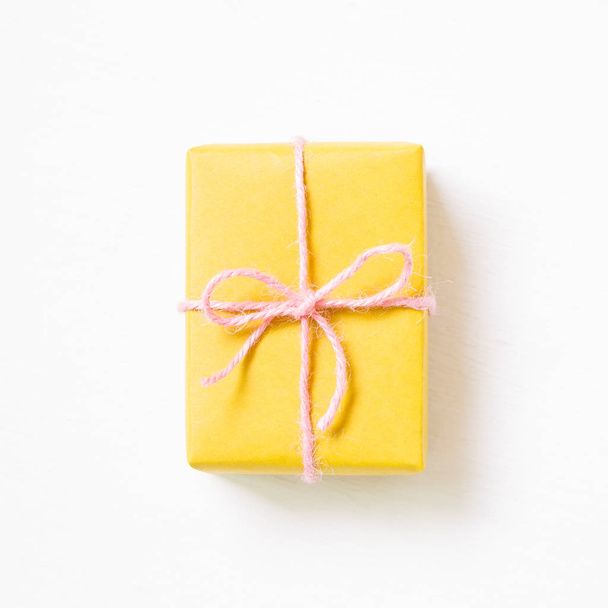 Sarı hediye kutusu beyaz arkaplanda izole edildi - Fotoğraf, Görsel