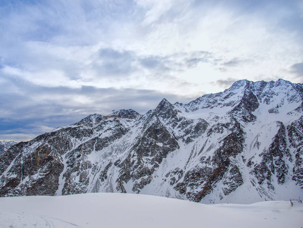 Sneeuw bedekte bergen in de winter  - Foto, afbeelding