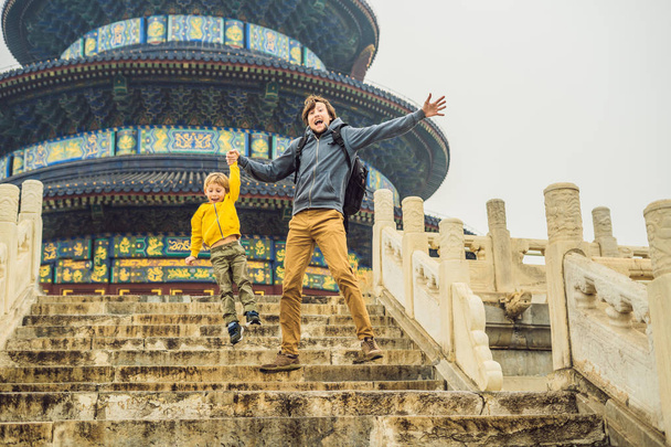 Dad and son having fun on stairs of Temple of Heaven in Beijing, China - Foto, Imagen