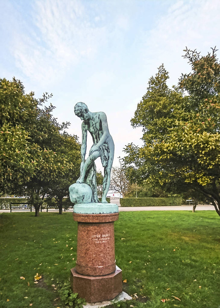 Коппель, Дания - 25 сентября 2018 года: медная статуя Эйфелевой башни (после ванны) работы Карла Арслеффа в парке Черчилля
. - Фото, изображение