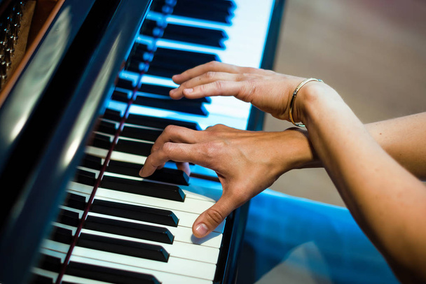 πιανίστας που παίζει στο πιάνο μαύρο. τα χέρια της έναν πιανίστα στο φόντο των μαύρα και άσπρα πλήκτρα. συναυλία - Φωτογραφία, εικόνα