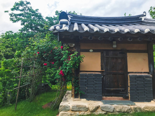 Παλαιά ασιατική κατοικία στο παραδοσιακό χωριό Κορέας. Νότια Κορέα - Φωτογραφία, εικόνα
