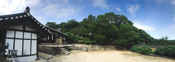 Panorama. Antigua casa asiática en el tradicional pueblo coreano. Corea del Sur
 - Foto, Imagen
