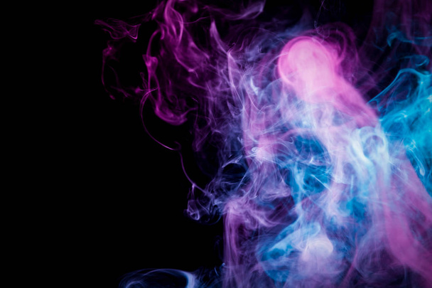 Fumée épaisse et colorée de rose, bleue sur fond noir isolé. Contexte de la fumée du robinet
 - Photo, image