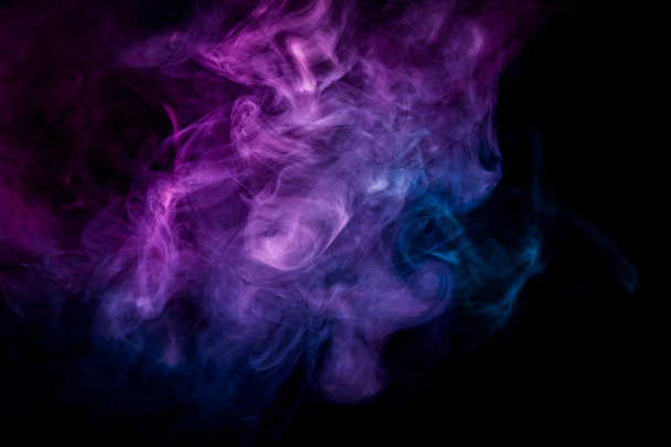 Nuage de fumée rose et bleue sur fond noir isolé. Contexte de la fumée du robinet
 - Photo, image