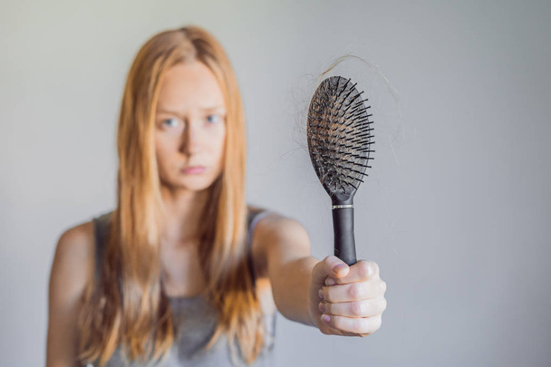 Hair loss in women concept. A lot of lost hair on the comb - Foto, Imagem