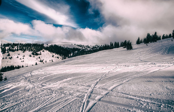 トレースと冬の雪に覆われた山 - 写真・画像