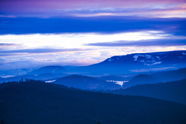 Alacakaranlıkta, kış manzarası inanılmaz karlı dağlar. - Fotoğraf, Görsel