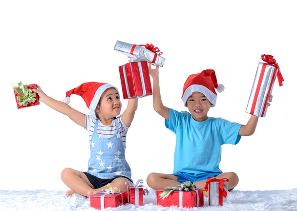 retrato de feliz pequeño asiático chico y chica con muchas cajas de regalo aislado en fondo blanco con recorte camino
 - Foto, Imagen