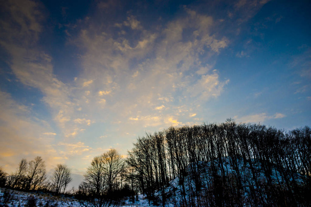 Mielőtt naplemente, téli táj havas hegyek. - Fotó, kép