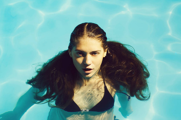 sexy woman in swimming pool - Foto, imagen