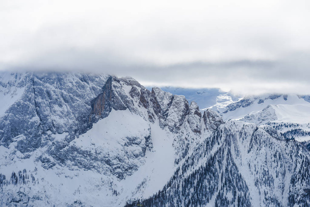 Pintoresca vista de las montañas nevadas en invierno
  - Foto, imagen