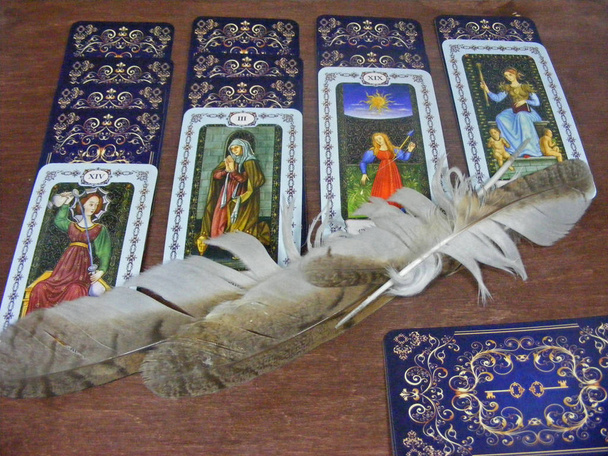 Μεσαιωνική tarot κάρτες με τα μαγικά φτερά του άγριο δάσος κουκουβάγια - Φωτογραφία, εικόνα