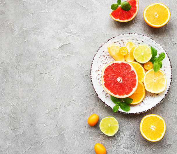 Plate with citrus fruits - Фото, зображення