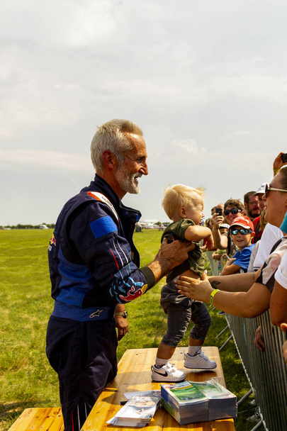 Budaors Hungary - Sept 01, 2018: AirsShow "Mult & Jelen" -The World Champion aerobatic pilot Besenyei Peter (Hungary) Red Bull Corvus CA41 Racer 540 (N806CR). - Foto, Bild