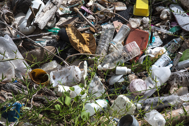 δραματική βολή των σκουπιδιών που καλύπτονται παραλία στο αρχιπέλαγος της Bacuit στις Φιλιππίνες - Φωτογραφία, εικόνα