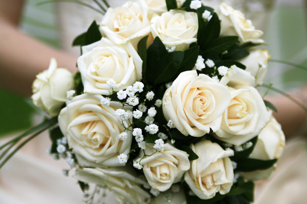 La fille dans une robe de mariée tenant un bouquet de roses
 - Photo, image
