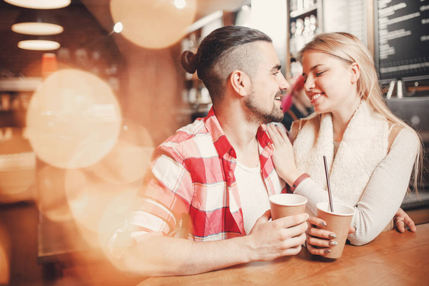 Happy νεαρό ζευγάρι που χρονολογείται στο καφέ, το ποτό καφέ. - Φωτογραφία, εικόνα