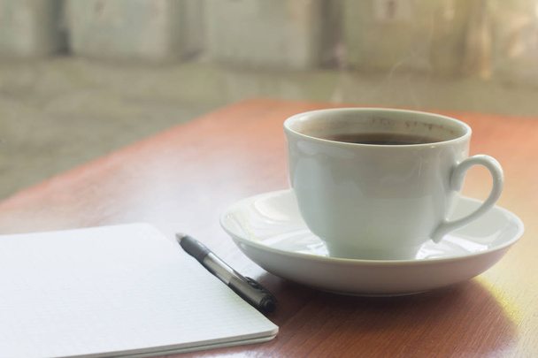 школа ноутбук з Перо та кавові чашки на стіл - Фото, зображення