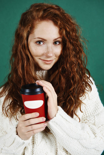 Bella donna che tiene tazza usa e getta di caffè
  - Foto, immagini