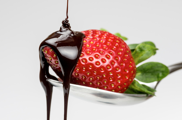aardbeien met chocolade - Foto, afbeelding