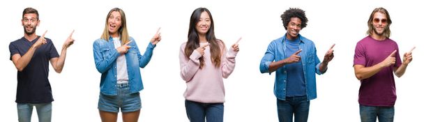 Skład z african american, Hiszpanie i Chińska grupa ludzi na na białym tle uśmiechając się i patrząc na kamery, wskazując z dwóch rąk i palców na bok. - Zdjęcie, obraz
