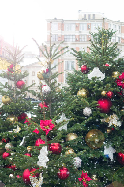 Christmas speelgoed ballen en sneeuwvlokken op de beurs van de kerst boom - Foto, afbeelding