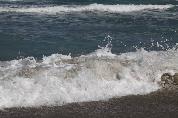 Sahilde güçlü beyaz dalga - Fotoğraf, Görsel