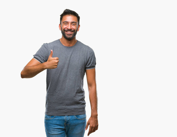 Hispánský muže izolované pozadí dělá šťastné palec nahoru gesto rukou. Schvalování výraz s ukazuje úspěch při pohledu na fotoaparát. - Fotografie, Obrázek