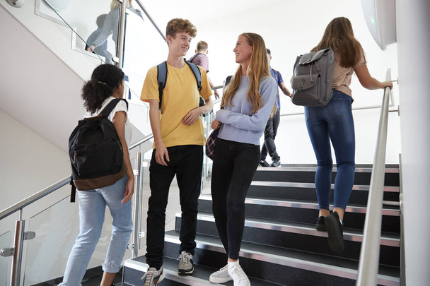 高校生が忙しい大学校舎でレッスンの間階段の歩行 - 写真・画像
