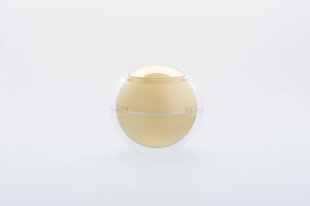 Tarro de crema esférica. Bola forma contenedor cosmético aislado en el fondo. Captura de estudio
 - Foto, imagen