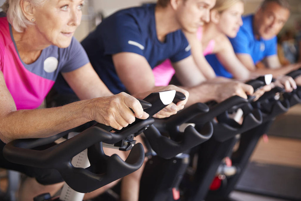 Close Up Of Group Taking Spin Class In Gym - Foto, imagen