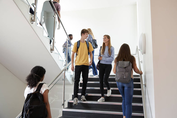 Учні середньої школи, ходьба на сходи між уроки, які зайняті будівництвом коледж - Фото, зображення