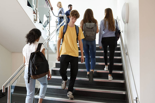 Séta a lépcsőn a tanulságokat a forgalmas kollégium épület középiskolás diákok - Fotó, kép