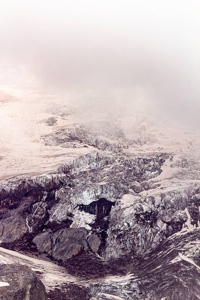 ρωγμές και την υφή ενός παγετώνα που καλύπτονται στην ομίχλη - Φωτογραφία, εικόνα