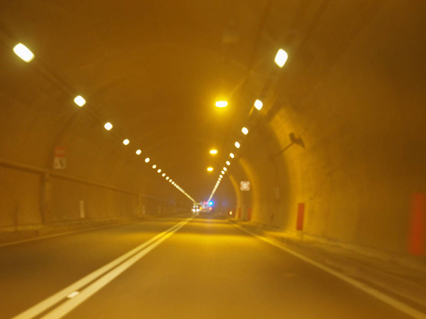 defokussierte Unschärfe eines Galerietunnels mit Lichtern als Hintergrund - Foto, Bild