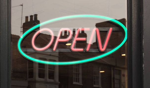 insegna aperta al neon in una vetrina
 - Foto, immagini