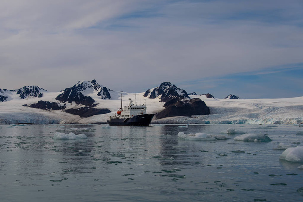 雪に覆われた磯と船で南極の風景 - 写真・画像