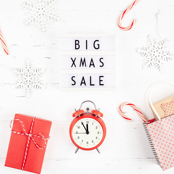 Creative Top view flat lay promotion composition Big Xmas sale text lightbox white wooden background copy space Template seasonal winter christmas offer promotion advertising sScandinavian minimalism
 - Foto, Imagem